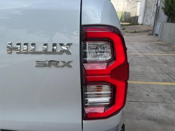 TOYOTA HILUX 2.8 D-4D TURBO DIESEL CD SRX 4X4 AUTOMÁTICO TOYOTA HILUX 2.8 D-4D TURBO DIESEL CD SRX 4X4 AUTOMÁTICO